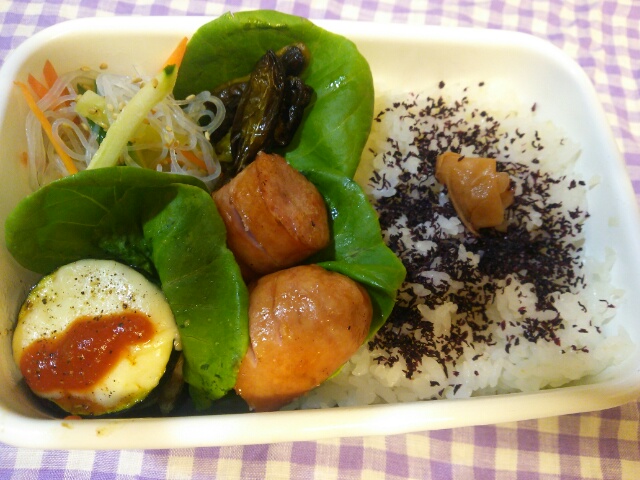 フランクフルトとズッキーニのチーズ焼き弁当 ８ ２４ 白い箱のお弁当 野田琺瑯