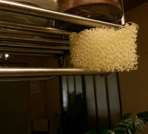 キッチンの備え付けの吊り棚に収納した無印良品の白いスポンジ画像