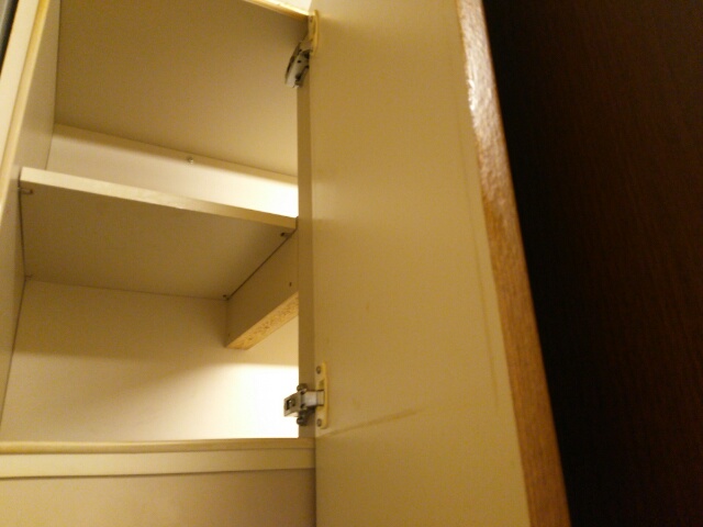 モノを全部出して空っぽにしたキッチンの備え付けの棚画像