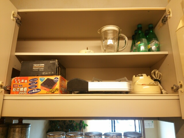 キレイに掃除したキッチンの備え付けの棚中身画像