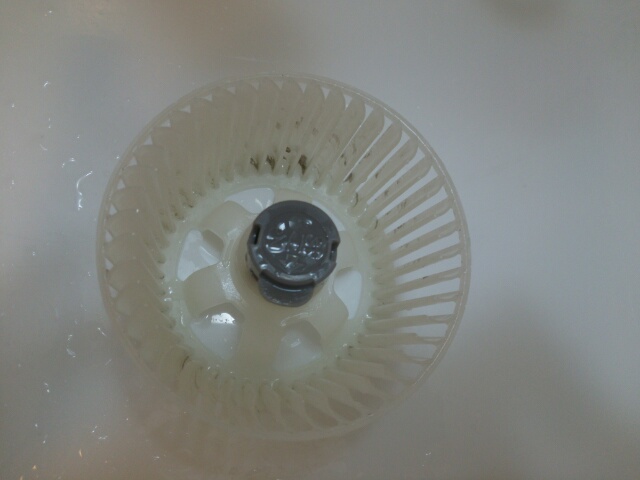 まだ少し汚れが残っているお風呂の換気扇ハネ画像