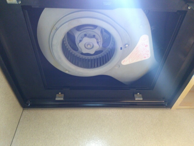 キレイになったハネを取り付けたキッチン換気扇