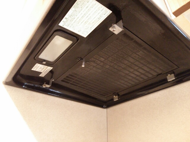 キレイになったフィルターを取り付けたキッチンの換気扇