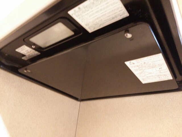 キレイになったカバーを取り付けたキッチンの換気扇