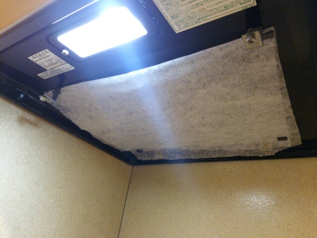 レンジフィルターを取り付けたキッチンの換気扇