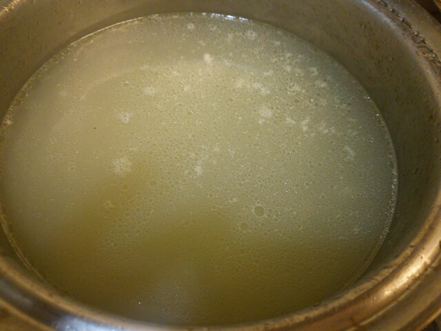 手羽元を茹でたスープ