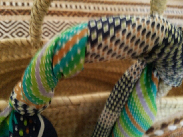 かごバッグの取手に巻きつけた祖母の形見のスカーフ