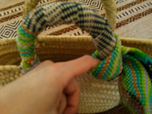 かごバッグの取手に巻きつけた祖母の形見のスカーフ