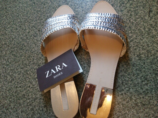 ZARAのシルバーサンダル