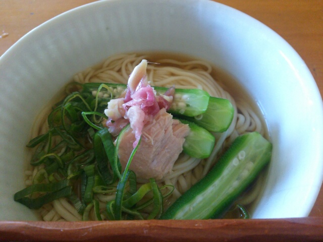 自家製茗荷の梅酢漬けをのせたそうめん