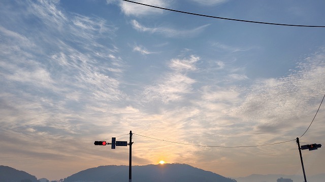日の出の空