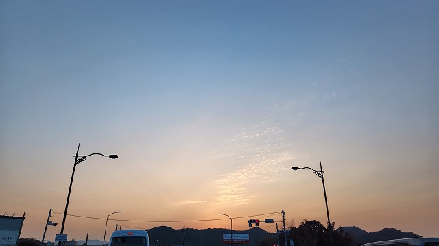 日の出前の空