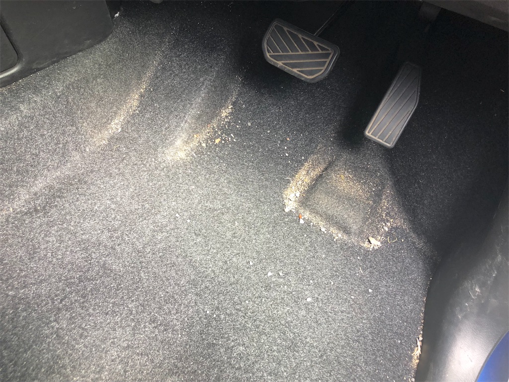 f:id:mamu311:20180820213017j:image 汚い車の床