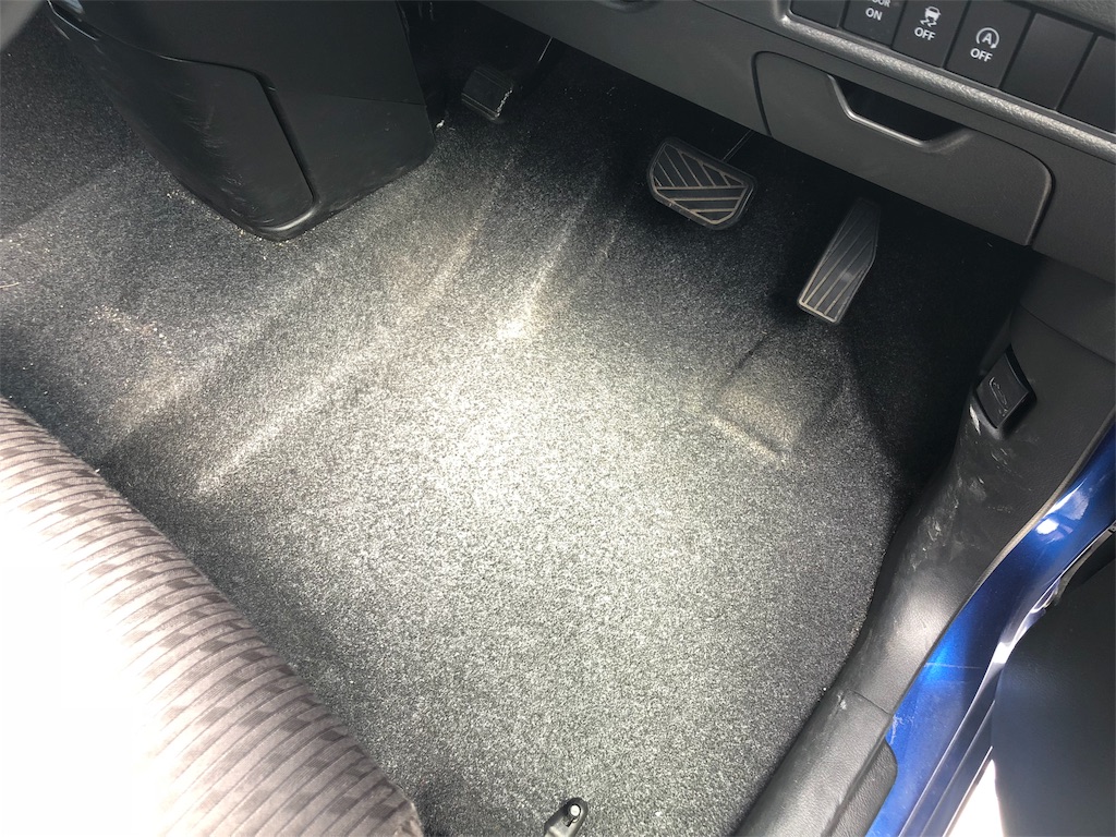 f:id:mamu311:20180820213027j:image 車の床の掃除後