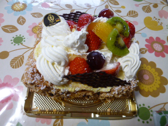 ケーニヒスクローネ 果実のパイケーキ スイーツ大好き主婦の日常奮闘日記
