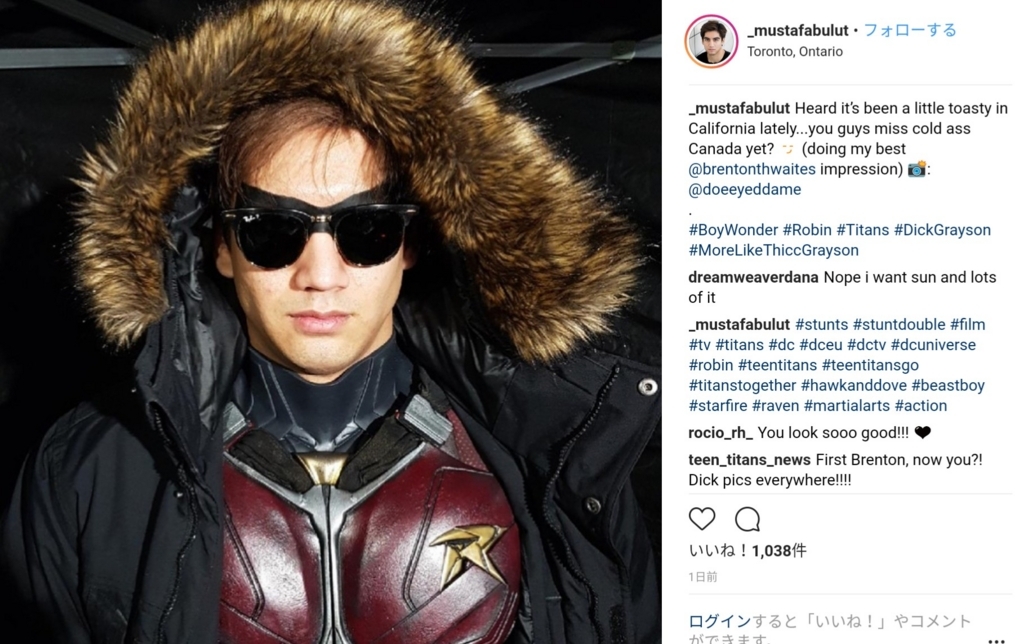 タイタンズ スウェイトのスタントダブルがロビンのコスチュームを見せる Marvel Vs Dc