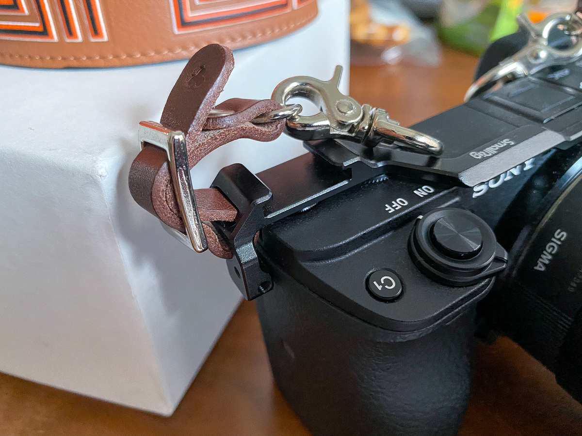 【美品】SONY α6400 ボディ本体 Peak Designストラップ付き EOS Kiss・SONY α6400などの小型ミラーレスカメラにおすすめの