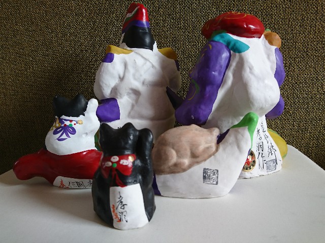 佐々木孝和作　岩手県郷土玩具 民藝手描きの瞳やまつ毛、ヒゲ、色彩が芸術的な張子猫 Amazon.co.jp: 日本のかわいい郷土玩具ぬり絵 : 佐々木一澄: 本
