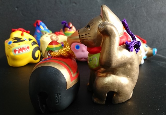 【お天道】白、黒招き猫2点セット　置物　秋田　中山人形 お天道様専用】白、黒招き猫2点セット 置物 秋田 中山人形 - メルカリ