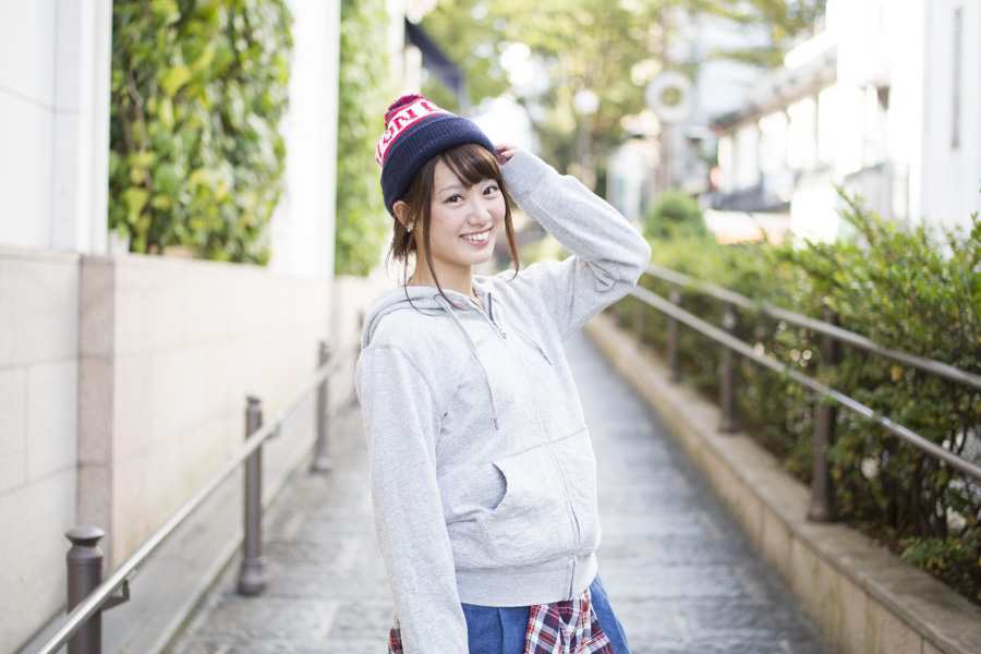 パーカー女子 かわいい