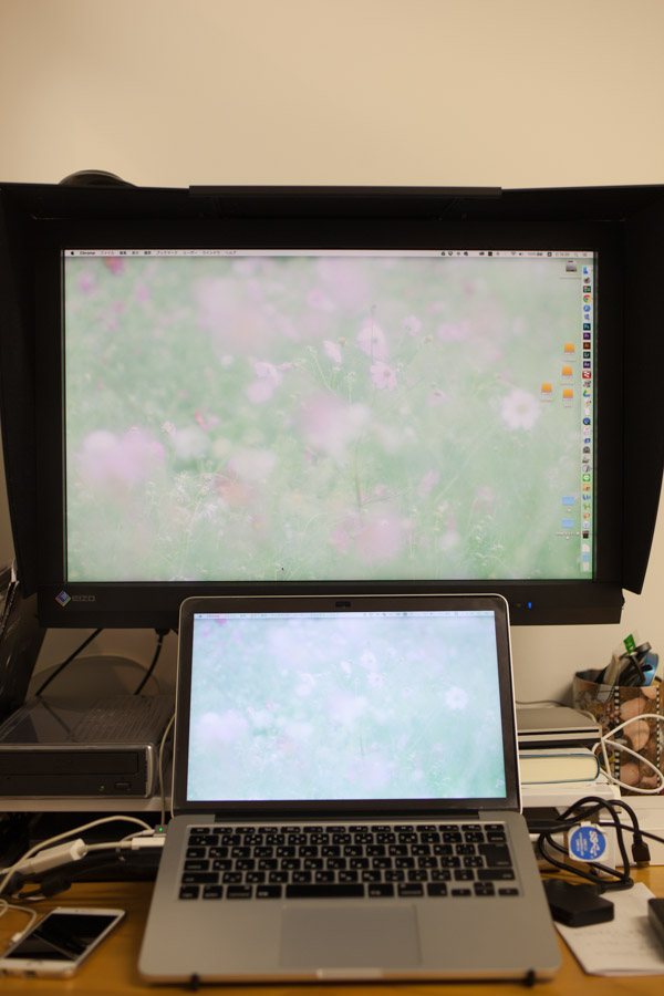 カラーマネジメントモニターとノートPCの比較写真