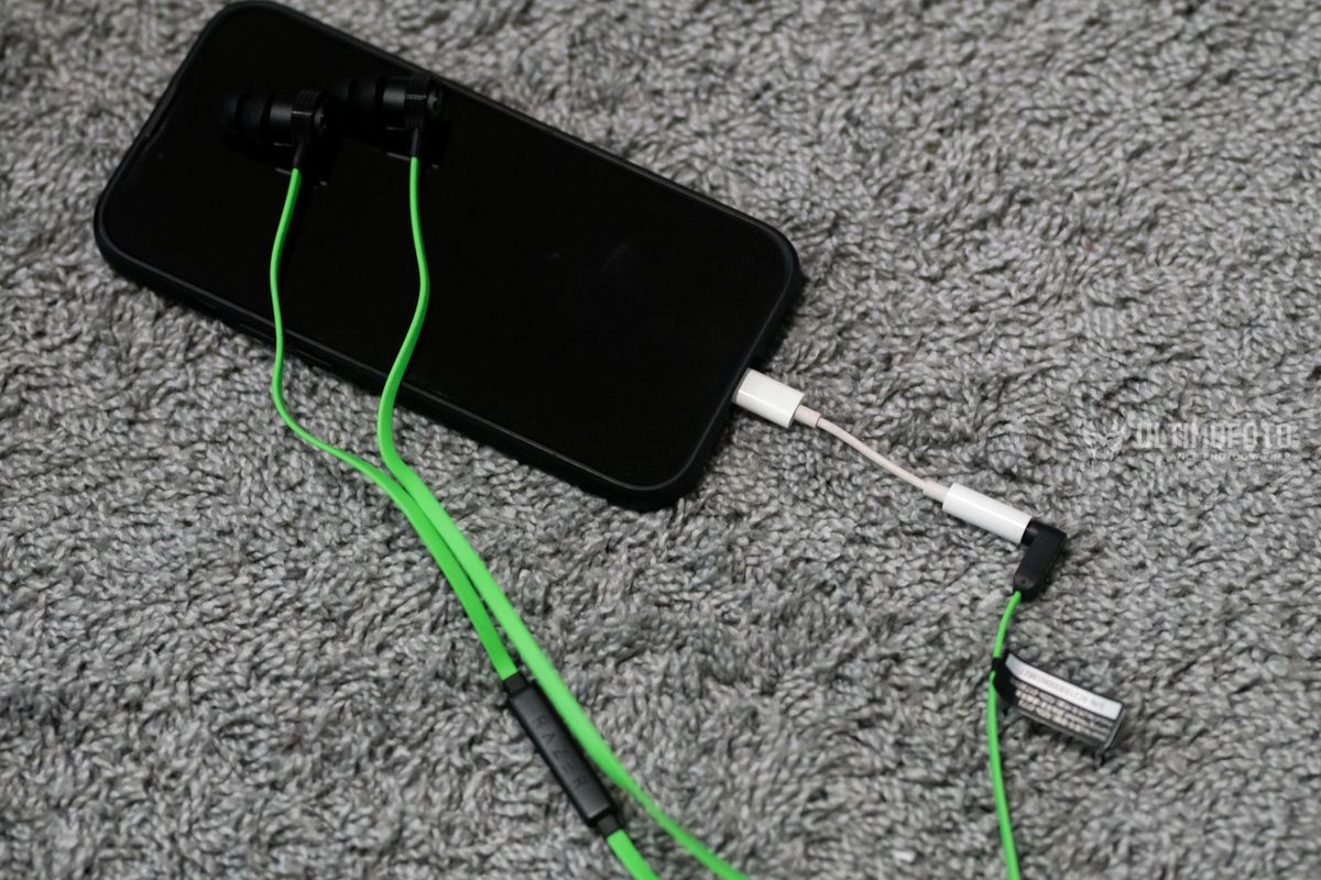 Razer Hammerhead Pro V2 Lightning変換アダプタでiPhone接続