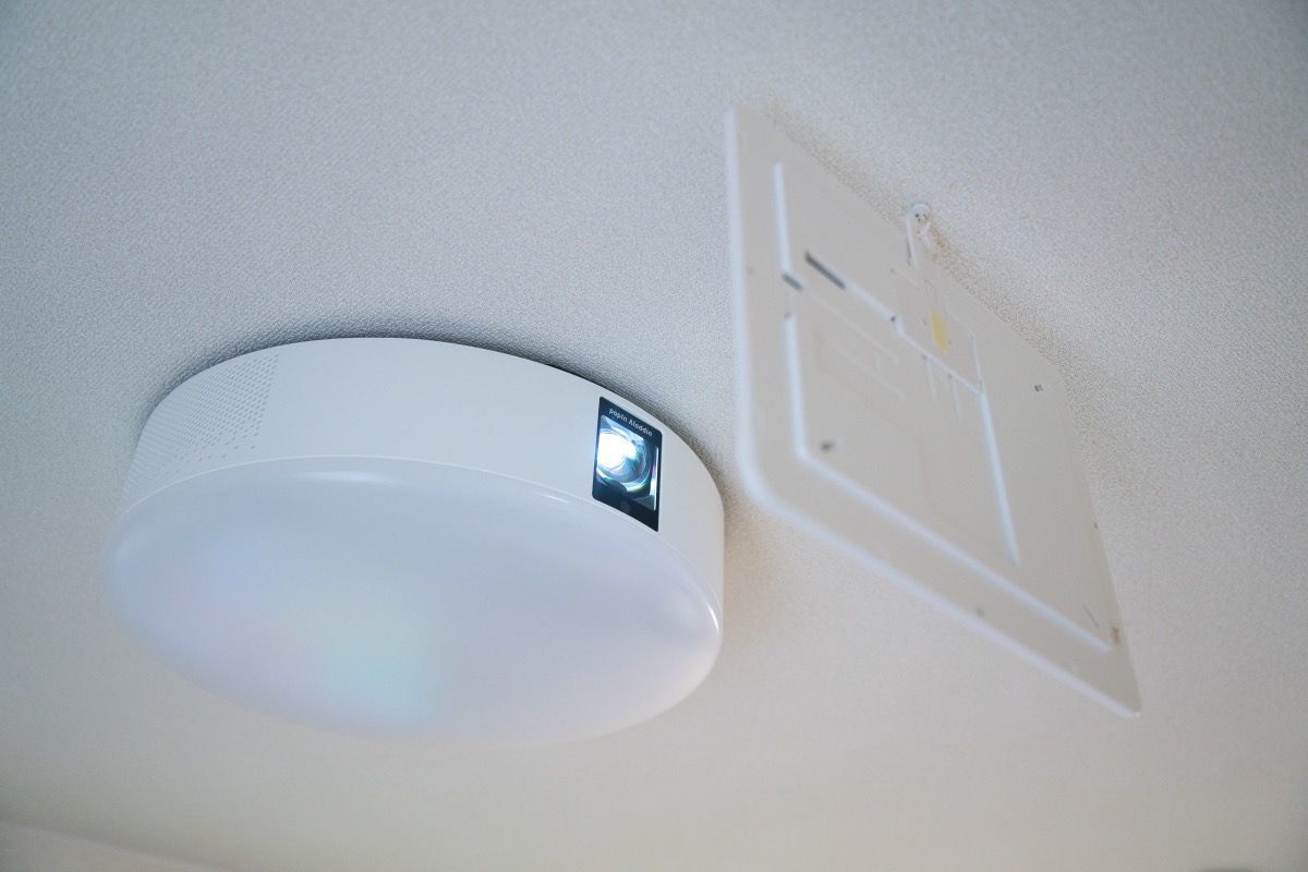 美品　popin Aladdin2plus 天井取り付け型プロジェクター Aladdin X2 Plus プロジェクター 900ANSI 天井照明 Harman Kardon 短