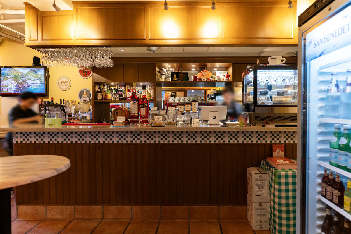 ピエトレ・プレツィオーゼのバンコと店内の温かい雰囲気