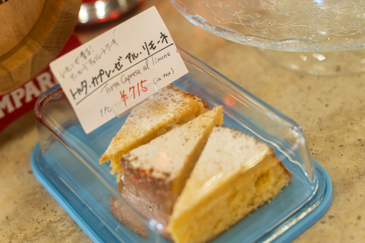 パニーノや軽食が並ぶテーブル