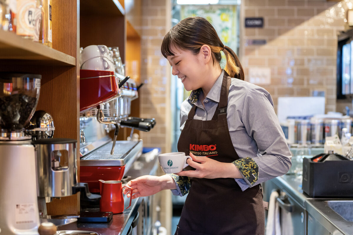 カウンター越しに人の温かさを感じる店内風景