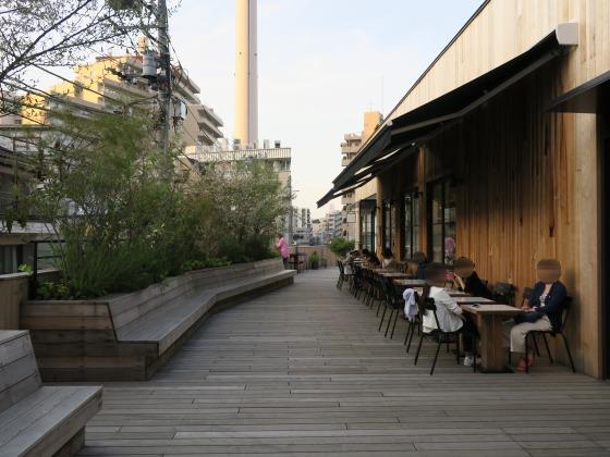 Garden House Crafts 代官山 テラス席でパンとコーヒーを ひっそり斬る