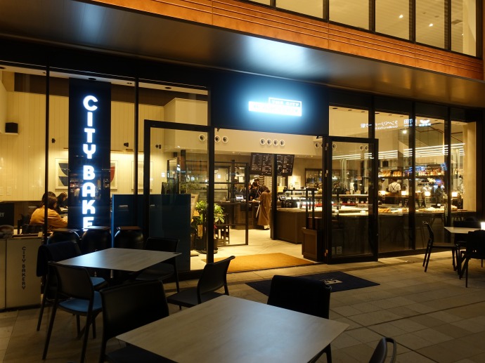 The City Bakery 南町田グランベリーパーク プレッツェルクロワッサン ひっそり斬る