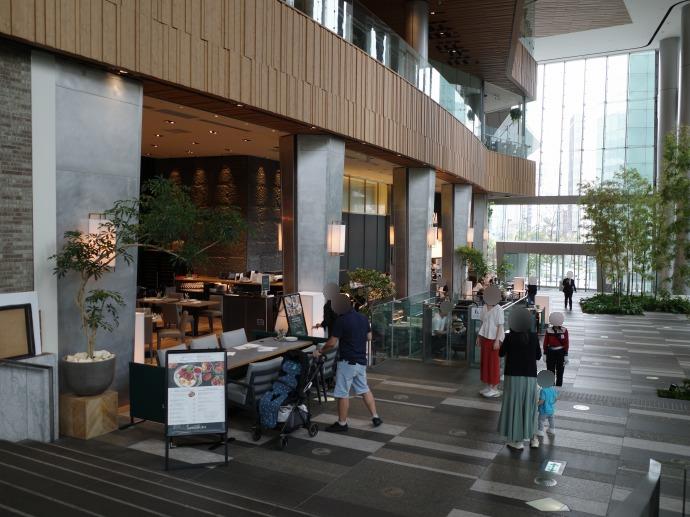 ベーカリー＆グリル 沢村 虎ノ門＠虎ノ門ヒルズ レーズンブレッドのフレンチトーストプレート ひっそり斬る