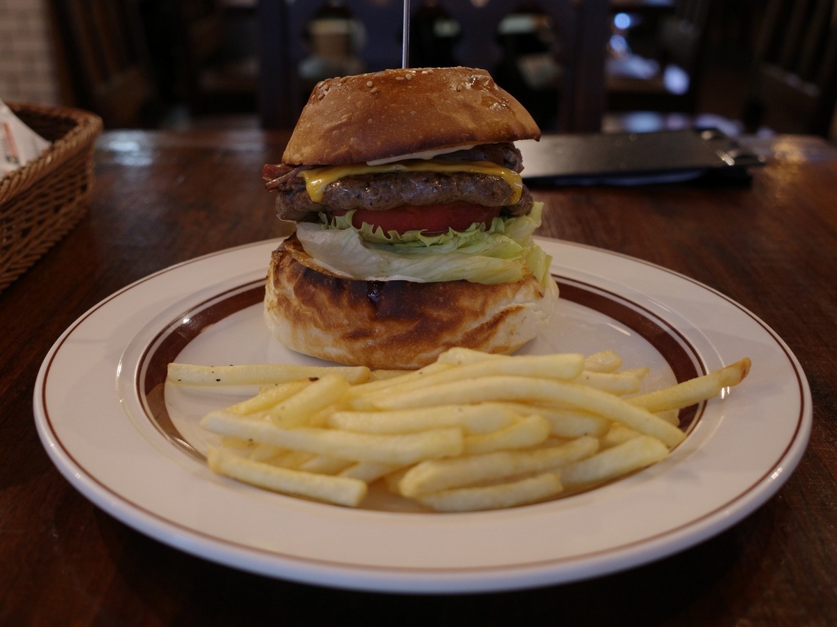 オールドニューダイナー＠立川 ベーコンチーズバーガー ひっそり斬る