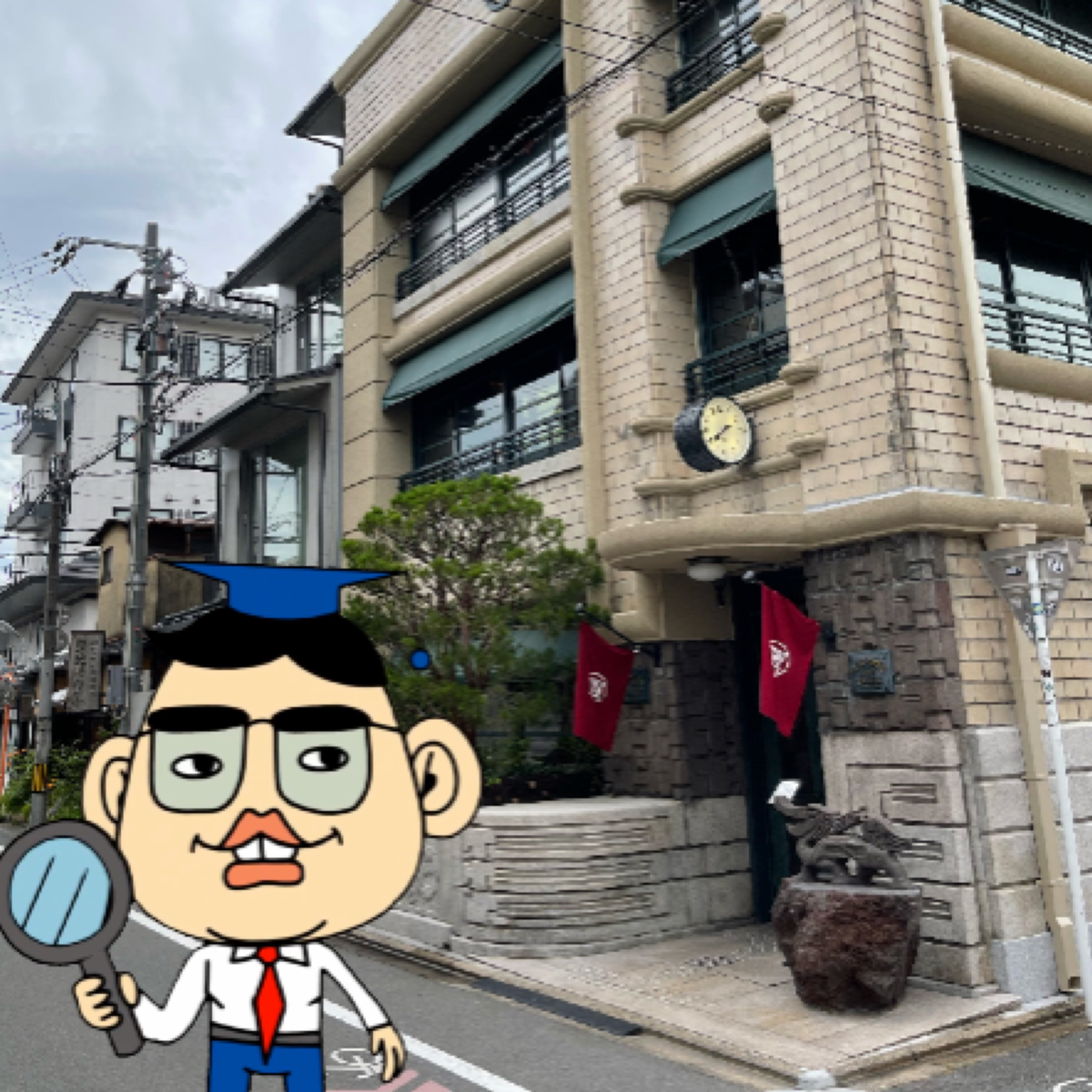 A commemorative photo in front of the entrance of Marufukuro.