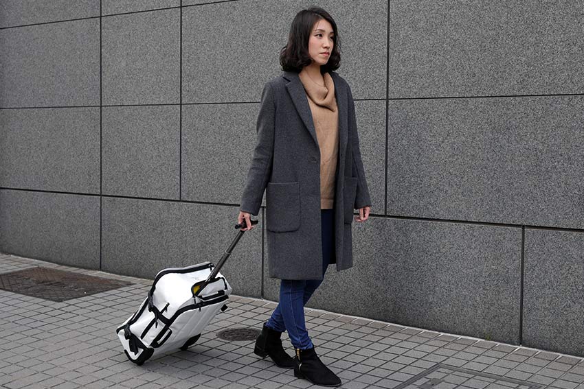 防災バッグを転がして運ぶ