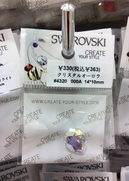 アクセサリー屋さんで虹色簪 - ペンを額に