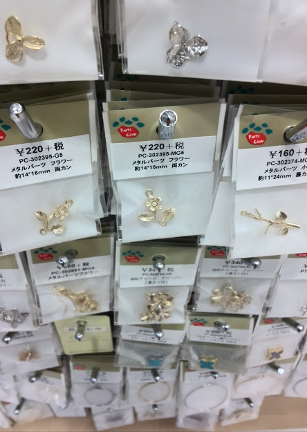 アクセサリー屋さんで虹色簪 - ペンを額に