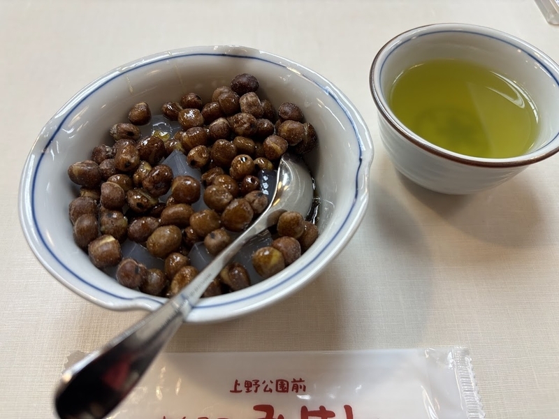 甘味処みはしの豆寒。つやのある赤えんどう豆と寒天、添えられた緑茶が並ぶ。