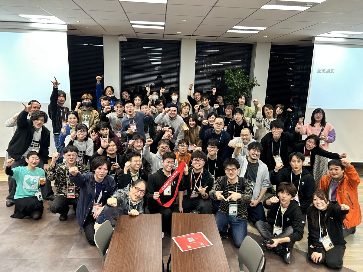 前夜祭の参加者たちが集まり、笑顔でポーズを取っている集合写真