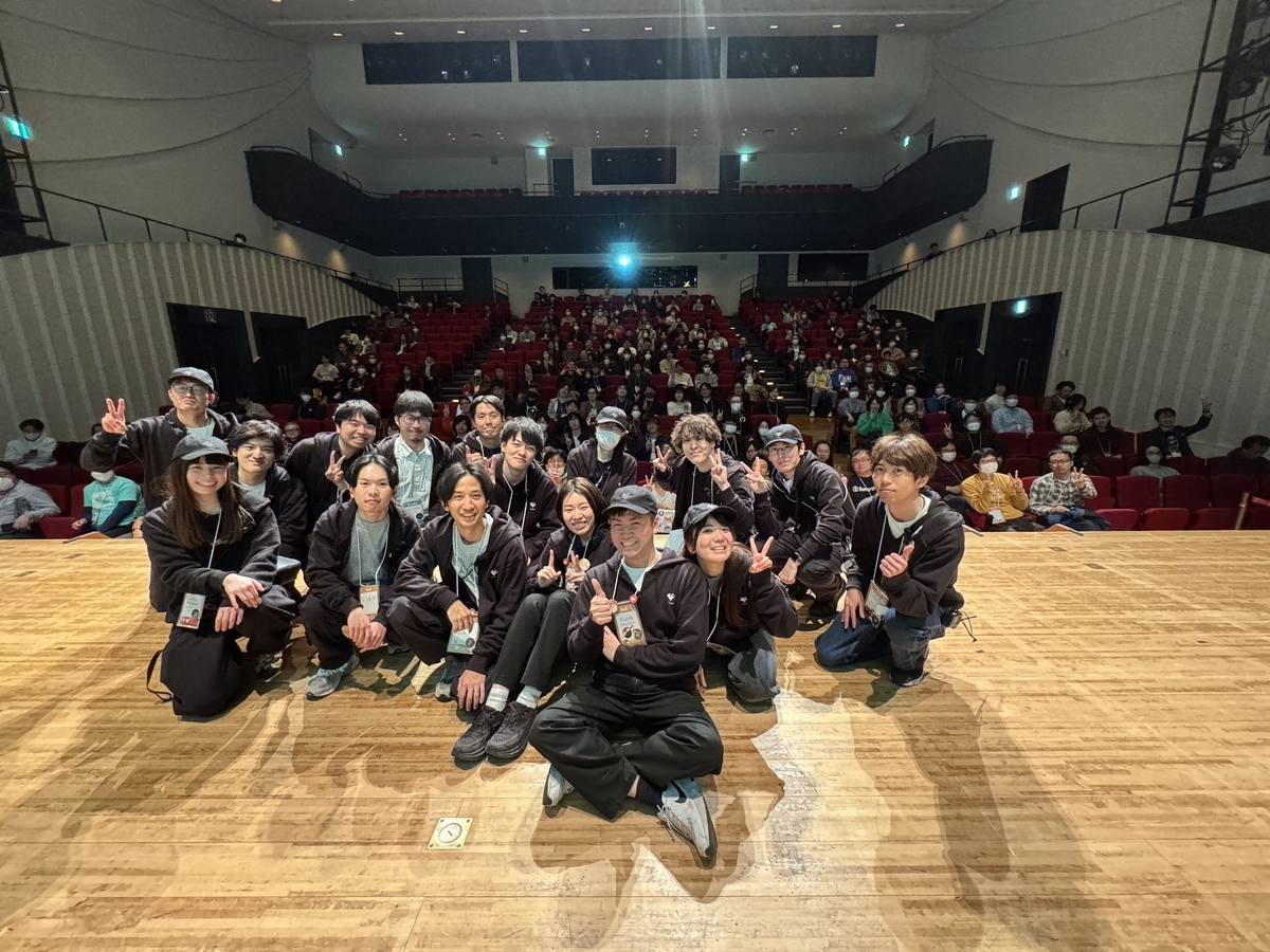 東京Ruby会議12の会場で、ステージ上の参加者と客席の来場者が一緒に写る集合写真