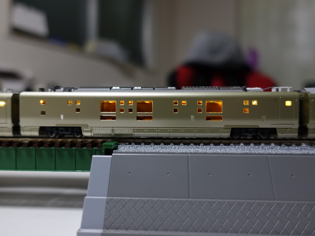 KATO・E001形＜TRAIN SUITE 四季島＞ 室内灯装着 - レインボーブログ