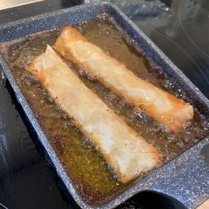 4.170度熱した油でこんがり両面がきつね色になるまで揚げたら完成。