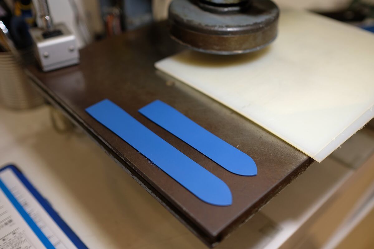 ストラップの形にくり抜かれたレザー