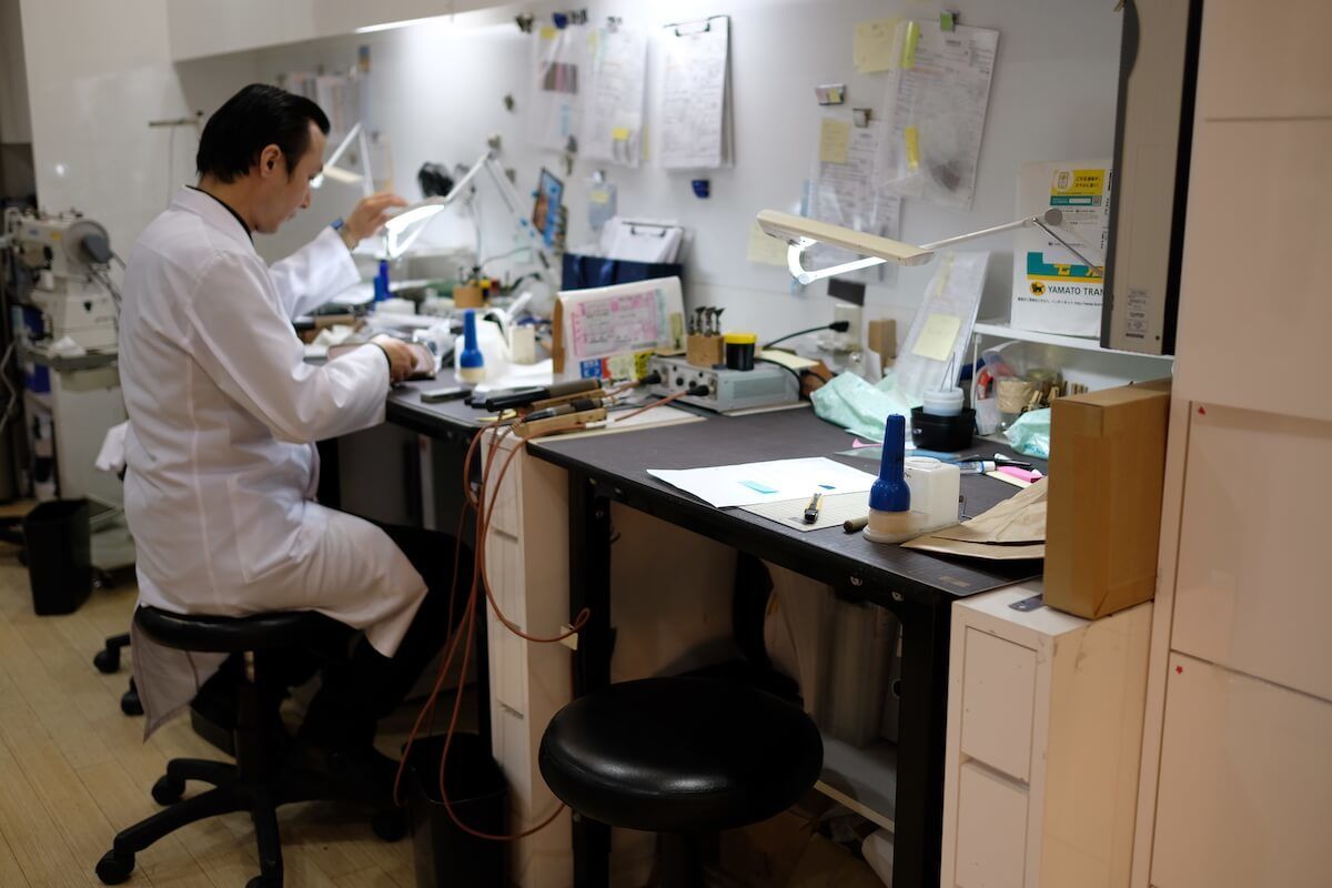 アトリエ ジャン・ルソーの工房で作業をする職人