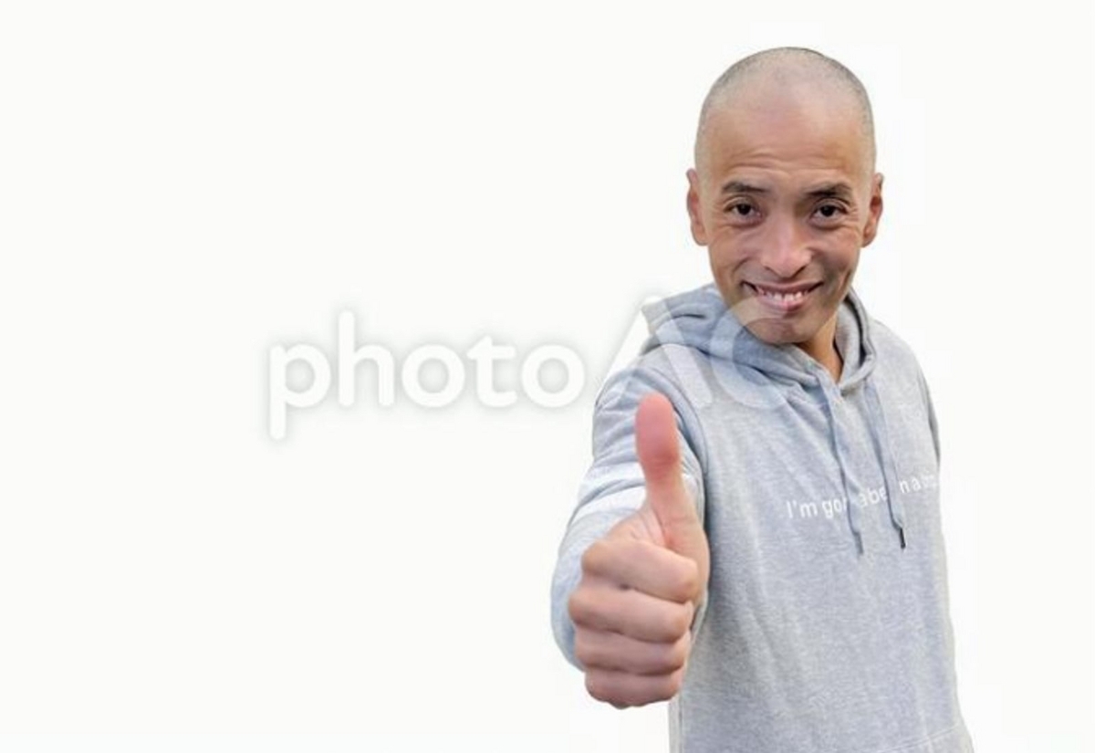 イイネのジェスチャーをする中年日本人男性モデルの画像