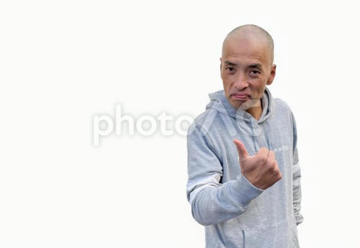 グッドのジェスチャーをする中年日本人男性モデルの画像