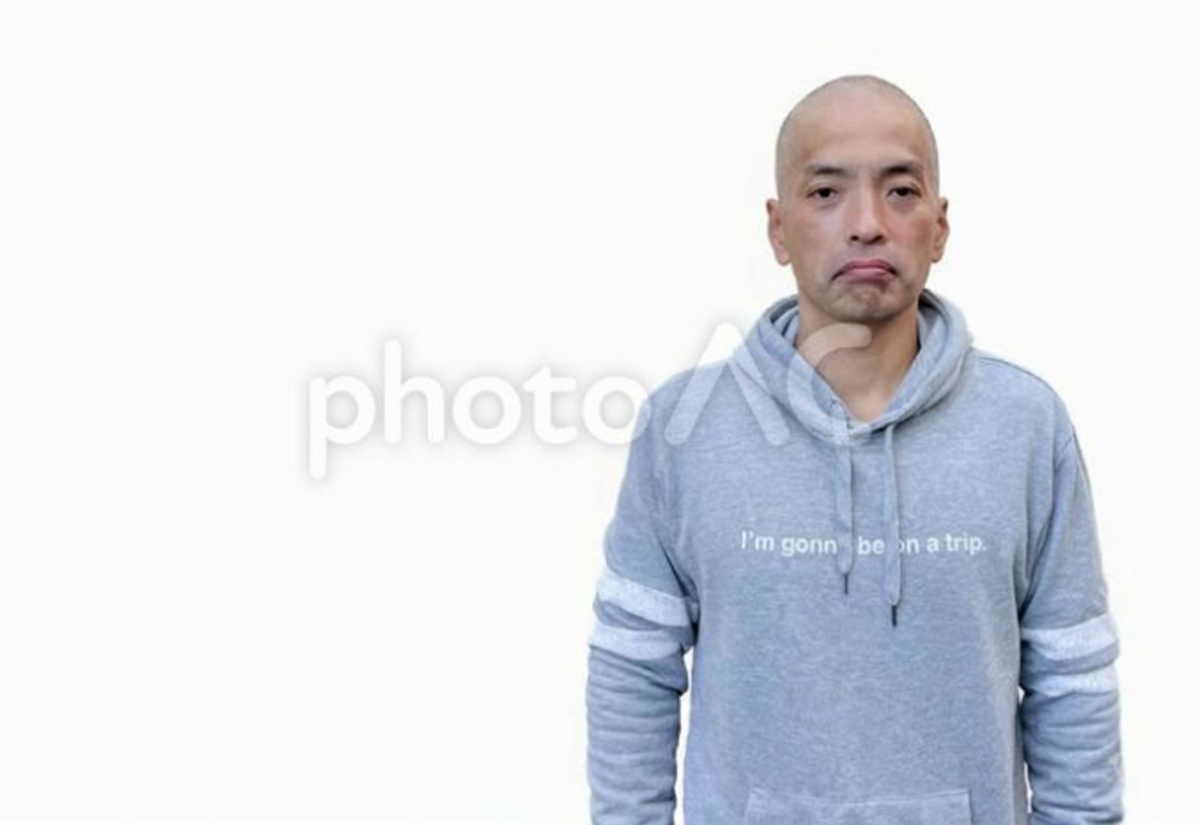 無気力でやる気のない中年日本人男性モデルの画像