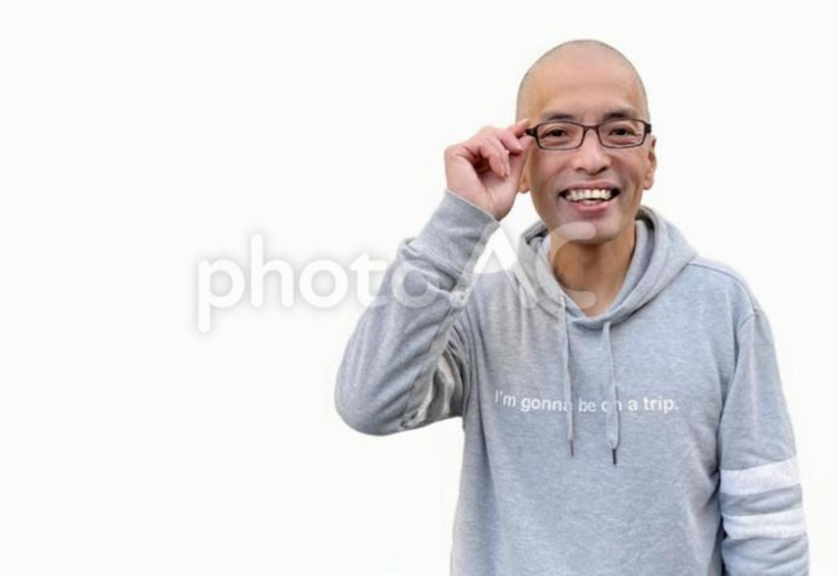 眼鏡をかける笑顔の中年日本人男性モデルの画像