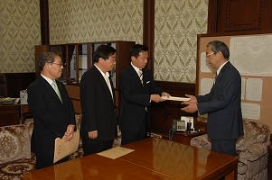 野党、年金流用禁止法案と郵政民営化凍結法案を参院に提出 - ニュースサイト宮崎信行の国会傍聴記